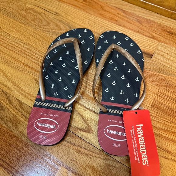 NWT HAVAIANAS Men’s Nautical Navy/White Anchor Red Stripe Gold Flip Flops 11/12 - Picture 1 of 6